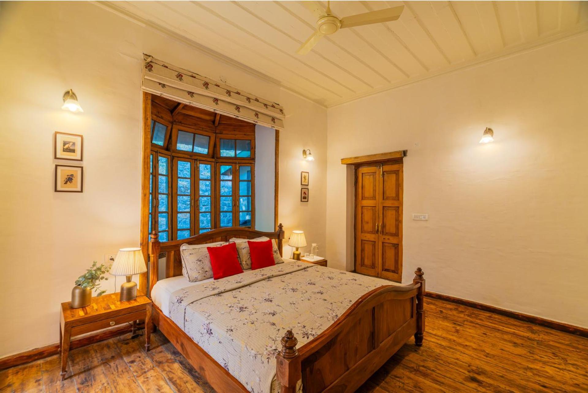 Stayvista At Paris Villa With Pvt Pool & Valley View Kasauli Exteriör bild